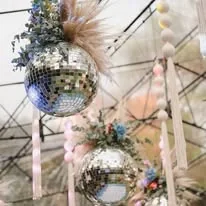 Decoración colgante con flores y esferas