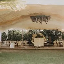 Carpa de evento en jardín