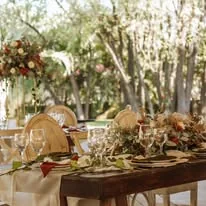 Mesa decorada para boda al aire libre